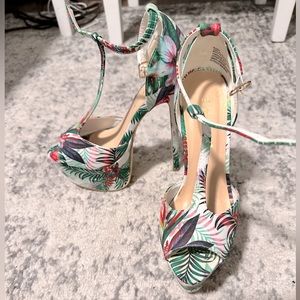 Shoe Dazzle Tropical Floral Platform T-Strap Heels in Green, Pink, White